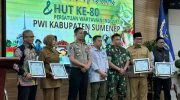 FOTO: Ketua PWI Sumenep, Faisal Warid, usai menyerahkan piagam hargaan dalam Resepsi Puncak Hari Pers Nasional (HPN) 2026 dan HUT ke-80 Persatuan Wartawan Indonesia (PWI). (Panji Agira/wartazone.com)