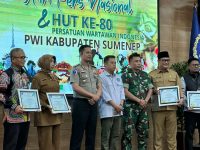 FOTO: Ketua PWI Sumenep, Faisal Warid, usai menyerahkan piagam hargaan dalam Resepsi Puncak Hari Pers Nasional (HPN) 2026 dan HUT ke-80 Persatuan Wartawan Indonesia (PWI). (Panji Agira/wartazone.com)