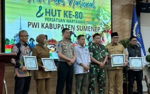 FOTO: Ketua PWI Sumenep, Faisal Warid, usai menyerahkan piagam hargaan dalam Resepsi Puncak Hari Pers Nasional (HPN) 2026 dan HUT ke-80 Persatuan Wartawan Indonesia (PWI). (Panji Agira/wartazone.com)