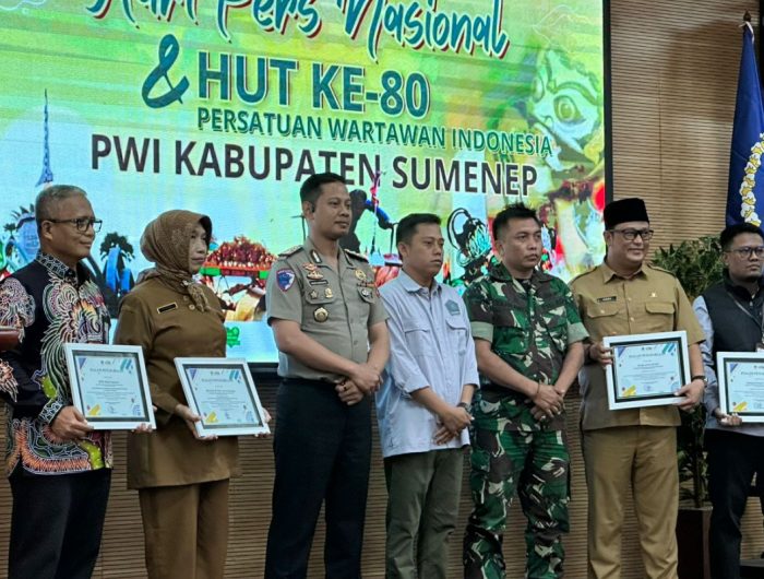 FOTO: Ketua PWI Sumenep, Faisal Warid, usai menyerahkan piagam hargaan dalam Resepsi Puncak Hari Pers Nasional (HPN) 2026 dan HUT ke-80 Persatuan Wartawan Indonesia (PWI). (Panji Agira/wartazone.com)