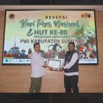 FOTO: Ketua PWI Sumenep, Faisal Warid, saat menyerahkan piagam penghargaan kepada perwakilan SKK Migas–Kangean Energy Indonesia Ltd. (KEI), dalam kategori kepedulian terhadap lingkungan serta menjunjung keterbukaan informasi publik.