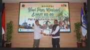 FOTO: Ketua PWI Sumenep, Faisal Warid, saat menyerahkan piagam penghargaan kepada perwakilan SKK Migas–Kangean Energy Indonesia Ltd. (KEI), dalam kategori kepedulian terhadap lingkungan serta menjunjung keterbukaan informasi publik.