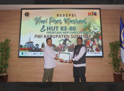 FOTO: Ketua PWI Sumenep, Faisal Warid, saat menyerahkan piagam penghargaan kepada perwakilan SKK Migas–Kangean Energy Indonesia Ltd. (KEI), dalam kategori kepedulian terhadap lingkungan serta menjunjung keterbukaan informasi publik.