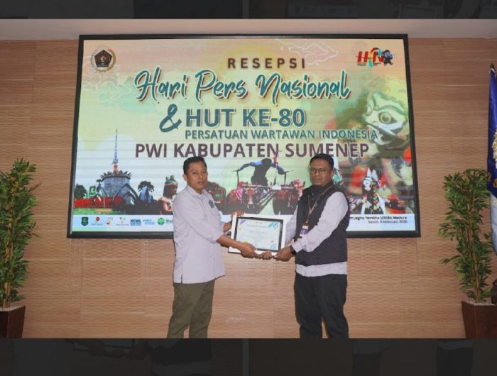 FOTO: Ketua PWI Sumenep, Faisal Warid, saat menyerahkan piagam penghargaan kepada perwakilan SKK Migas–Kangean Energy Indonesia Ltd. (KEI), dalam kategori kepedulian terhadap lingkungan serta menjunjung keterbukaan informasi publik.