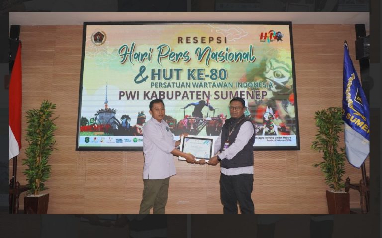 FOTO: Ketua PWI Sumenep, Faisal Warid, saat menyerahkan piagam penghargaan kepada perwakilan SKK Migas–Kangean Energy Indonesia Ltd. (KEI), dalam kategori kepedulian terhadap lingkungan serta menjunjung keterbukaan informasi publik.