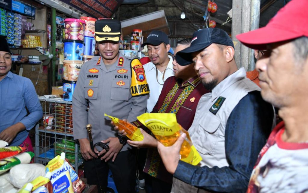 Pantau Pasokan dan Harga Bahan Pokok Jelang Ramadan, Bupati Sumenep Turun ke Pasar Anom