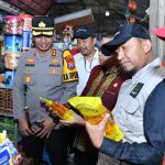 FOTO: Bupati Sumenep, Achmad Fauzi Wongsojudo, saat memantau distribusi dan harga bahan pokok menjelang Ramadan ke Pasar Anom, Jumat (13/2/2026).