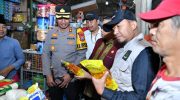 FOTO: Bupati Sumenep, Achmad Fauzi Wongsojudo, saat memantau distribusi dan harga bahan pokok menjelang Ramadan ke Pasar Anom, Jumat (13/2/2026).