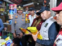 FOTO: Bupati Sumenep, Achmad Fauzi Wongsojudo, saat memantau distribusi dan harga bahan pokok menjelang Ramadan ke Pasar Anom, Jumat (13/2/2026).
