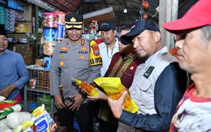 FOTO: Bupati Sumenep, Achmad Fauzi Wongsojudo, saat memantau distribusi dan harga bahan pokok menjelang Ramadan ke Pasar Anom, Jumat (13/2/2026).