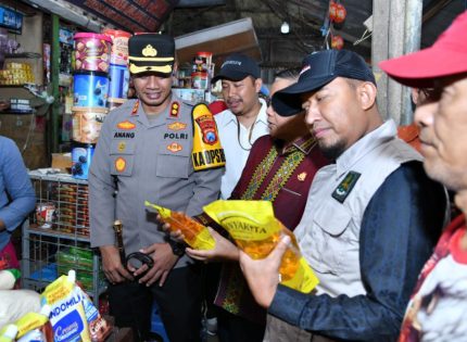 FOTO: Bupati Sumenep, Achmad Fauzi Wongsojudo, saat memantau distribusi dan harga bahan pokok menjelang Ramadan ke Pasar Anom, Jumat (13/2/2026).