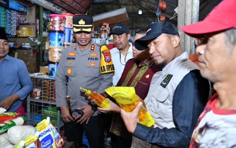 FOTO: Bupati Sumenep, Achmad Fauzi Wongsojudo, saat memantau distribusi dan harga bahan pokok menjelang Ramadan ke Pasar Anom, Jumat (13/2/2026).