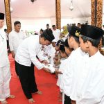FOTO: Penyaluran santunan kepada 757 anak yatim oleh Badan Amil Zakat Nasional (BAZNAS) Kabupaten Sumenep, saat peringatan Isra’ Mi’raj Nabi Muhammad SAW, di Pendopo Keraton Sumenep, Minggu (15 Februari 2026).