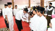 FOTO: Penyaluran santunan kepada 757 anak yatim oleh Badan Amil Zakat Nasional (BAZNAS) Kabupaten Sumenep, saat peringatan Isra’ Mi’raj Nabi Muhammad SAW, di Pendopo Keraton Sumenep, Minggu (15 Februari 2026).