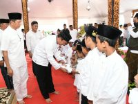 FOTO: Penyaluran santunan kepada 757 anak yatim oleh Badan Amil Zakat Nasional (BAZNAS) Kabupaten Sumenep, saat peringatan Isra’ Mi’raj Nabi Muhammad SAW, di Pendopo Keraton Sumenep, Minggu (15 Februari 2026).