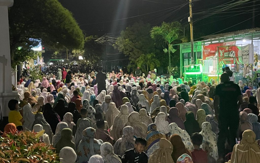 Ribuan Jamaah Tarawih di Sumenep Terima Zakat Mal dari MH Said Abdullah di Awal Ramadan
