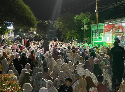 FOTO: Penyaluran zakat mal anggota DPR RI dari Fraksi PDI Perjuangan, MH Said Abdullah, kepada ribuan jamaah usai salat tarawih di Kabupaten Sumenep, Madura, Rabu (18/2/2026) malam.