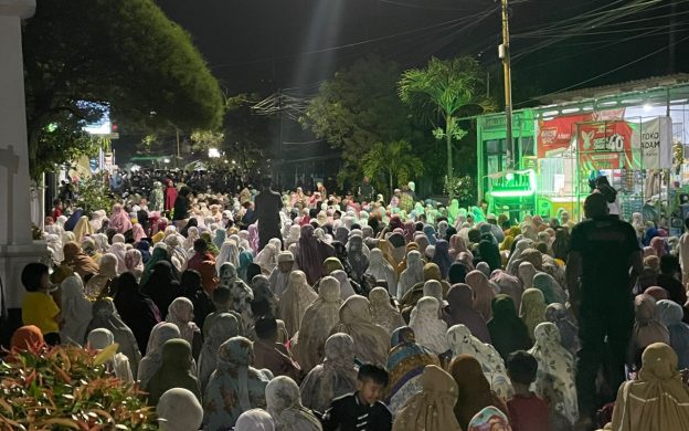 FOTO: Penyaluran zakat mal anggota DPR RI dari Fraksi PDI Perjuangan, MH Said Abdullah, kepada ribuan jamaah usai salat tarawih di Kabupaten Sumenep, Madura, Rabu (18/2/2026) malam.