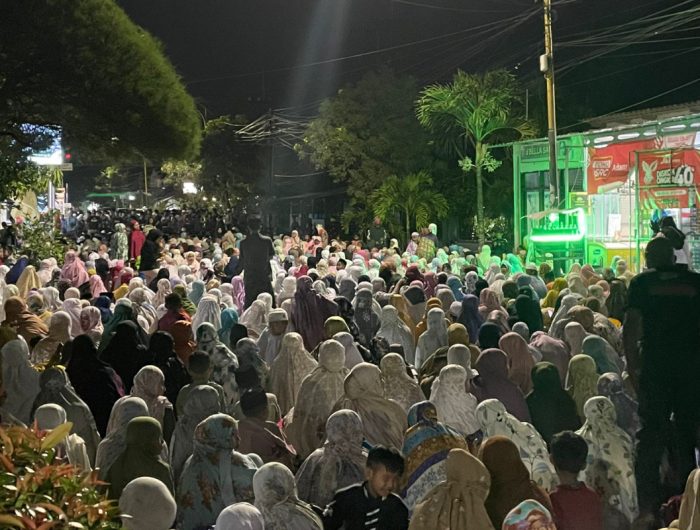 FOTO: Penyaluran zakat mal anggota DPR RI dari Fraksi PDI Perjuangan, MH Said Abdullah, kepada ribuan jamaah usai salat tarawih di Kabupaten Sumenep, Madura, Rabu (18/2/2026) malam.