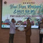 FOTO: Direktur RSUD dr. H. Moh. Anwar, dr. Erliyati saat menerima piagam penghargaan dari Persatuan Wartawan Indonesia (PWI) Sumenep dalam puncak peringatan Hari Pers Nasional (HPN) 2026 dan HUT ke-80 PWI, Senin (9/2/2026).