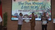 FOTO: Direktur RSUD dr. H. Moh. Anwar, dr. Erliyati saat menerima piagam penghargaan dari Persatuan Wartawan Indonesia (PWI) Sumenep dalam puncak peringatan Hari Pers Nasional (HPN) 2026 dan HUT ke-80 PWI, Senin (9/2/2026).