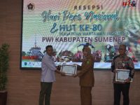 FOTO: Direktur RSUD dr. H. Moh. Anwar, dr. Erliyati saat menerima piagam penghargaan dari Persatuan Wartawan Indonesia (PWI) Sumenep dalam puncak peringatan Hari Pers Nasional (HPN) 2026 dan HUT ke-80 PWI, Senin (9/2/2026).