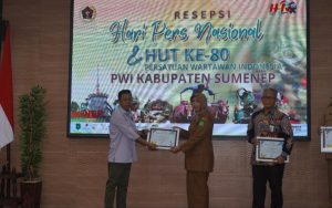 FOTO: Direktur RSUD dr. H. Moh. Anwar, dr. Erliyati saat menerima piagam penghargaan dari Persatuan Wartawan Indonesia (PWI) Sumenep dalam puncak peringatan Hari Pers Nasional (HPN) 2026 dan HUT ke-80 PWI, Senin (9/2/2026).