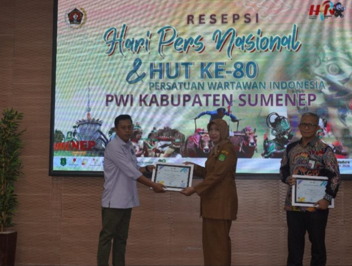 FOTO: Direktur RSUD dr. H. Moh. Anwar, dr. Erliyati saat menerima piagam penghargaan dari Persatuan Wartawan Indonesia (PWI) Sumenep dalam puncak peringatan Hari Pers Nasional (HPN) 2026 dan HUT ke-80 PWI, Senin (9/2/2026).