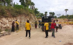 FOTO: Saat aparat penegak hukum mendatangi salah satu lokasi tambang galian C di Kabupaten Sumenep. (Ist/wartazone.com)