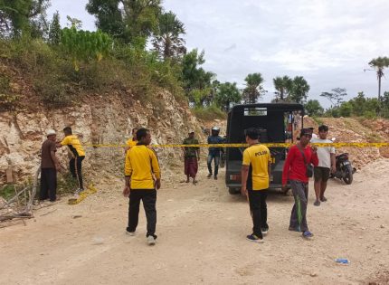 FOTO: Saat aparat penegak hukum mendatangi salah satu lokasi tambang galian C di Kabupaten Sumenep. (Ist/wartazone.com)