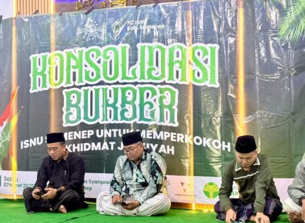 FOTO: Pengurus PC ISNU Sumenep menggelar buka puasa bersama sebagai ajang memperkuat konsolidasi organisasi, di Aula As Syarqawi, Kantor PCNU Sumenep, Sabtu (7/3/2026).