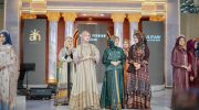 FOTO: Brand busana muslim Arinna Premium Hijab tampil dalam ajang Muslim Fashion Runway (MUFWAY) 2026 yang digelar di Pakuwon Mall Surabaya, Sabtu (7/3/2026).