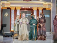 FOTO: Brand busana muslim Arinna Premium Hijab tampil dalam ajang Muslim Fashion Runway (MUFWAY) 2026 yang digelar di Pakuwon Mall Surabaya, Sabtu (7/3/2026).