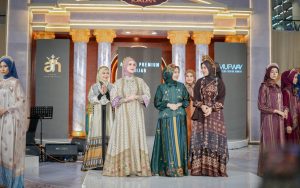 FOTO: Brand busana muslim Arinna Premium Hijab tampil dalam ajang Muslim Fashion Runway (MUFWAY) 2026 yang digelar di Pakuwon Mall Surabaya, Sabtu (7/3/2026).