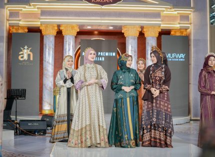 FOTO: Brand busana muslim Arinna Premium Hijab tampil dalam ajang Muslim Fashion Runway (MUFWAY) 2026 yang digelar di Pakuwon Mall Surabaya, Sabtu (7/3/2026).