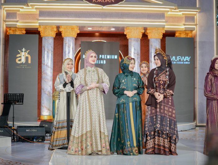 FOTO: Brand busana muslim Arinna Premium Hijab tampil dalam ajang Muslim Fashion Runway (MUFWAY) 2026 yang digelar di Pakuwon Mall Surabaya, Sabtu (7/3/2026).