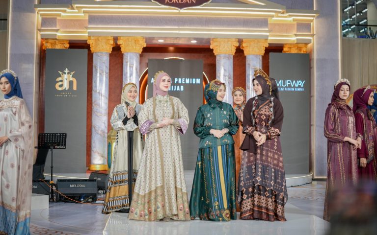 FOTO: Brand busana muslim Arinna Premium Hijab tampil dalam ajang Muslim Fashion Runway (MUFWAY) 2026 yang digelar di Pakuwon Mall Surabaya, Sabtu (7/3/2026).