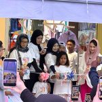 FOTO: Istri Wakil Gubernur Jawa Timur, Arumi Bachsin, serta Hj. Arina Hidayah, saat grand opening Arinna Baby & Kids Store di kompleks Graha Adi Poday, Kabupaten Sumenep, Kamis (12/3/2026).
