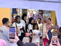 FOTO: Istri Wakil Gubernur Jawa Timur, Arumi Bachsin, serta Hj. Arina Hidayah, saat grand opening Arinna Baby & Kids Store di kompleks Graha Adi Poday, Kabupaten Sumenep, Kamis (12/3/2026).