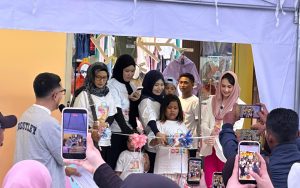 FOTO: Istri Wakil Gubernur Jawa Timur, Arumi Bachsin, serta Hj. Arina Hidayah, saat grand opening Arinna Baby & Kids Store di kompleks Graha Adi Poday, Kabupaten Sumenep, Kamis (12/3/2026).