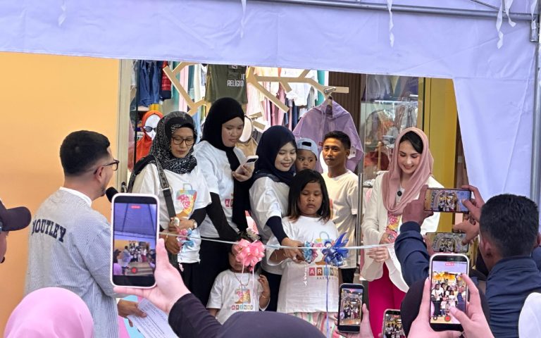 FOTO: Istri Wakil Gubernur Jawa Timur, Arumi Bachsin, serta Hj. Arina Hidayah, saat grand opening Arinna Baby & Kids Store di kompleks Graha Adi Poday, Kabupaten Sumenep, Kamis (12/3/2026).