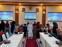 FOTO: Kepala Diskominfo Kabupaten Sumenep, Indra Wahyudi, menyerahkan santunan kepada anak yatim dan para janda saat buka puasa bersama yang digagas JMSI Kabupaten Sumenep, pada Ramadan 1447 Hijriah, Senin (9/3/2026).