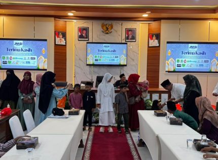 FOTO: Kepala Diskominfo Kabupaten Sumenep, Indra Wahyudi, menyerahkan santunan kepada anak yatim dan para janda saat buka puasa bersama yang digagas JMSI Kabupaten Sumenep, pada Ramadan 1447 Hijriah, Senin (9/3/2026).