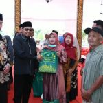 FOTO: Bupati Sumenep, Dr. H. Achmad Fauzi Wongsojudo, saat menyerahkan santunan kepada anak yatim dan kaum duafa, di Pendopo Agung Keraton Sumenep, Kamis (12 Maret 2026).