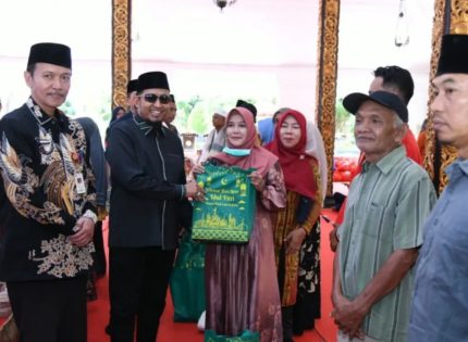 FOTO: Bupati Sumenep, Dr. H. Achmad Fauzi Wongsojudo, saat menyerahkan santunan kepada anak yatim dan kaum duafa, di Pendopo Agung Keraton Sumenep, Kamis (12 Maret 2026).