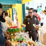 FOTO: Bupati Sumenep, Dr. H. Achmad Fauzi Wongsojudo, bersama Kepala Kejaksaan Negeri Sumenep, Nislianudin, dan sejumlah pejabat saat meninjau Pasar Murah dan Bazar Ramadan yang digelar di halaman kantor Kejaksaan Negeri (Kejari) Sumenep.