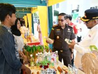 FOTO: Bupati Sumenep, Dr. H. Achmad Fauzi Wongsojudo, bersama Kepala Kejaksaan Negeri Sumenep, Nislianudin, dan sejumlah pejabat saat meninjau Pasar Murah dan Bazar Ramadan yang digelar di halaman kantor Kejaksaan Negeri (Kejari) Sumenep.