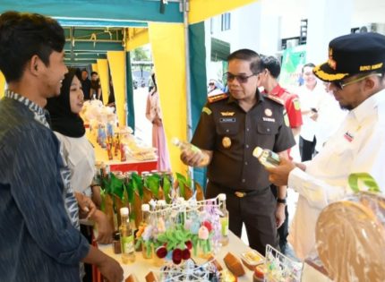 FOTO: Bupati Sumenep, Dr. H. Achmad Fauzi Wongsojudo, bersama Kepala Kejaksaan Negeri Sumenep, Nislianudin, dan sejumlah pejabat saat meninjau Pasar Murah dan Bazar Ramadan yang digelar di halaman kantor Kejaksaan Negeri (Kejari) Sumenep.