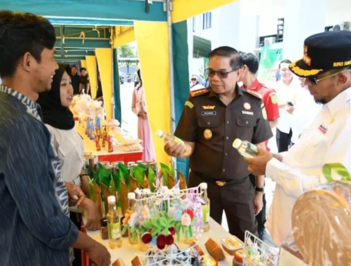 FOTO: Bupati Sumenep, Dr. H. Achmad Fauzi Wongsojudo, bersama Kepala Kejaksaan Negeri Sumenep, Nislianudin, dan sejumlah pejabat saat meninjau Pasar Murah dan Bazar Ramadan yang digelar di halaman kantor Kejaksaan Negeri (Kejari) Sumenep.