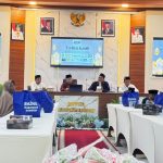 FOTO: Kepala Bappeda Sumenep, Arif Firmanto (tengah), saat menghadiri kegiatan sosial yang digelar Jaringan Media Siber Indonesia (JMSI) Sumenep dalam momentum Ramadan berbagi bersama anak yatim dan janda.